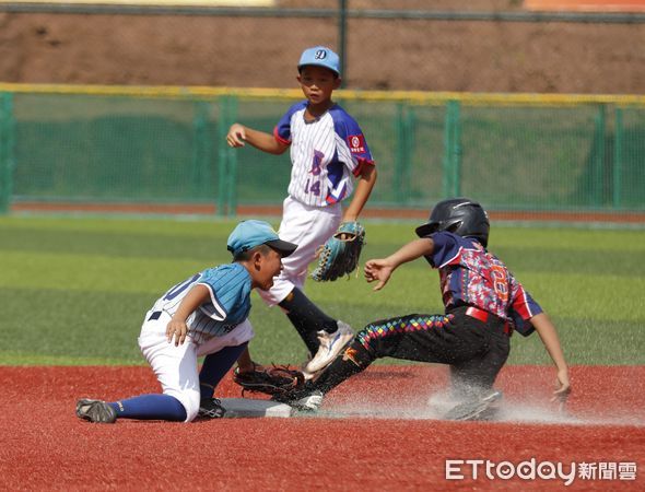 ▲▼東森杯2024年海峽兩岸(連城)青少年棒球邀請賽明星賽，與賽八校拆分成兩隊進行。在沒有勝負壓力下，雙方都放開手打，現場一片歡樂。（圖／記者湯興漢攝）