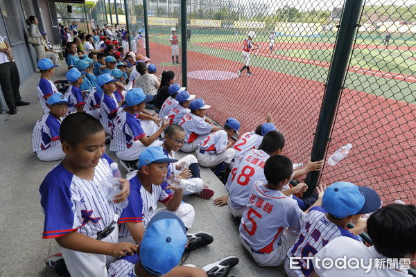 ▲▼東森杯2024年海峽兩岸(連城)青少年棒球邀請賽明星賽，與賽八校拆分成兩隊進行。在沒有勝負壓力下，雙方都放開手打，現場一片歡樂。（圖／記者湯興漢攝）