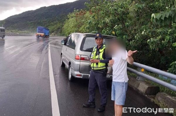 ▲民眾汽車拋錨警方協助恢復。（圖／記者楊漢聲翻攝）