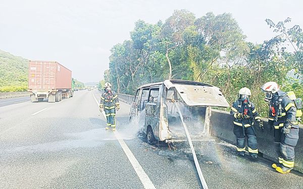 ▲國一南下楊梅段路肩處小貨車火燒車事故，警消到場灌救。（圖／國二警察大隊提供）