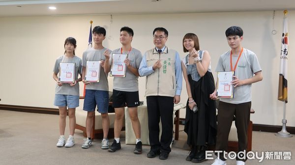 ▲台南市多位國、高中學子組隊參加今年7月13、14日由澳洲陽光海岸大學主辦的2024 RoboRAVE機器人世界賽獲得佳績，7日市長黃偉哲接見表揚。（圖／記者林東良翻攝，下同）