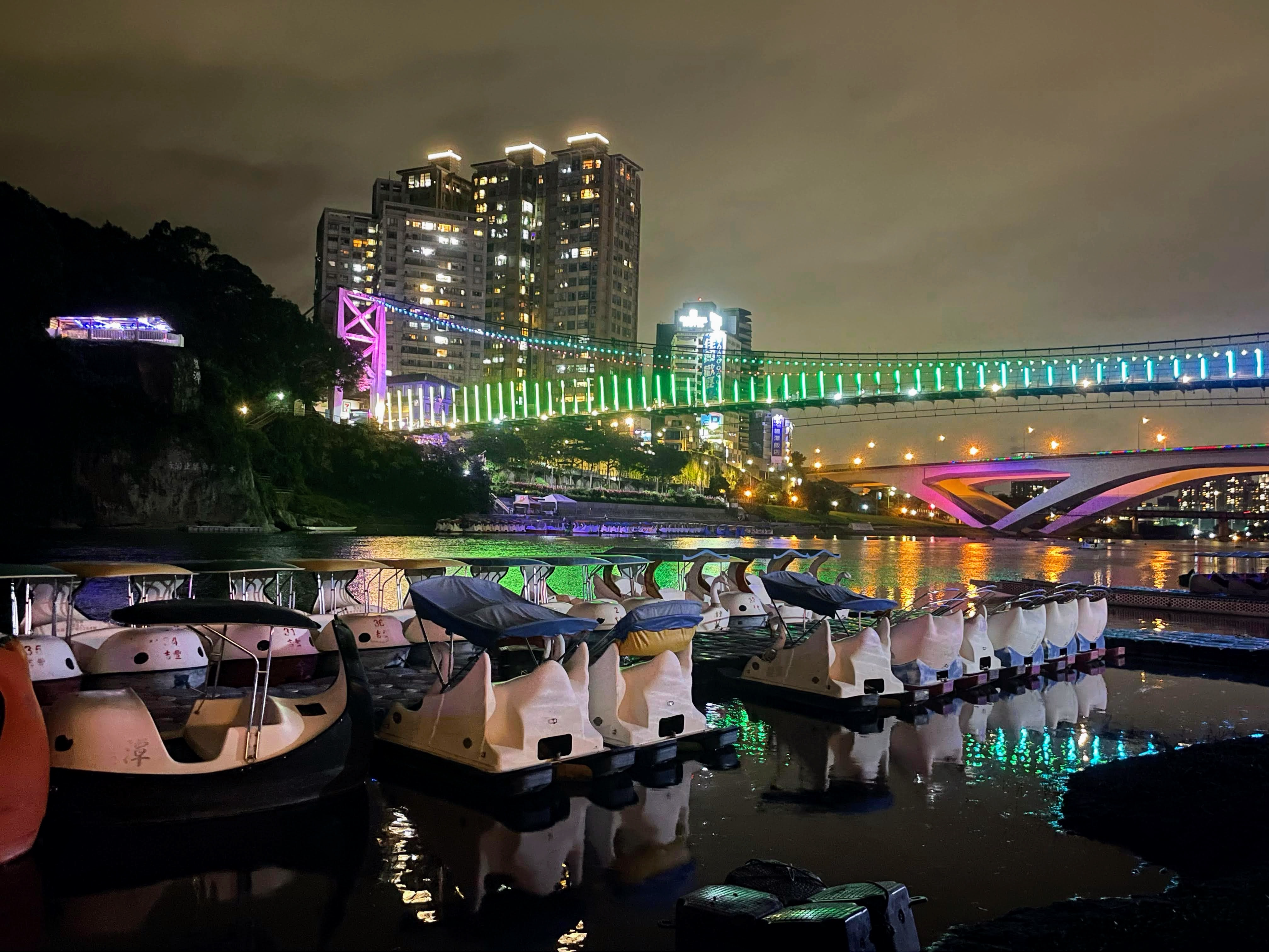 ▲煙火光雕點亮雙北 碧潭虹橋鯨彩閃亮夜空。（圖／新北市觀旅局提供）