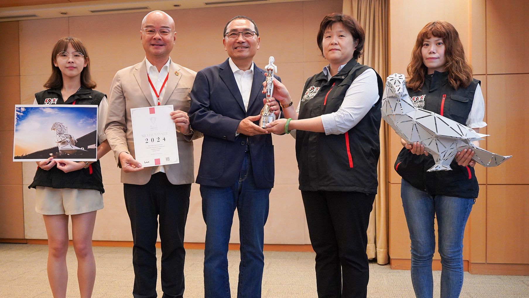 ▲新北裝置藝術地標「守望鶯歌」。（圖／新北市經發局提供）