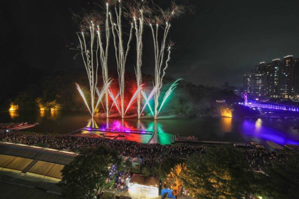 ▲煙火光雕點亮雙北 碧潭虹橋鯨彩閃亮夜空。（圖／新北市觀旅局提供）