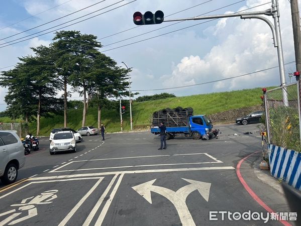 ▲▼監視器拍下小貨車闖紅燈，2女機車騎士遭撞飛             。（圖／記者陳以昇翻攝）