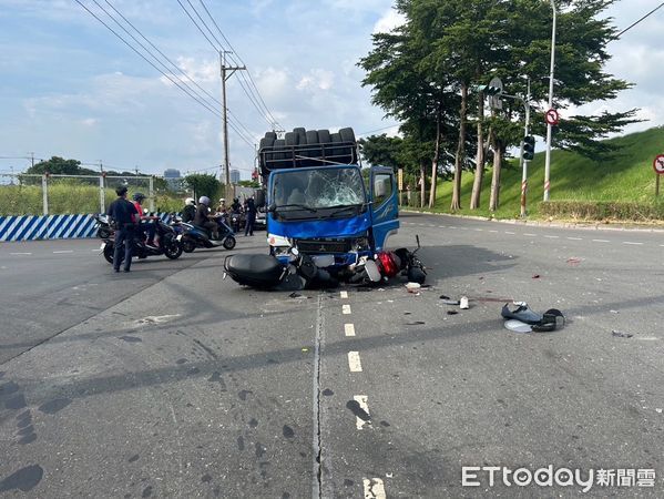 ▲▼監視器拍下小貨車闖紅燈，2女機車騎士遭撞飛             。（圖／記者陳以昇翻攝）