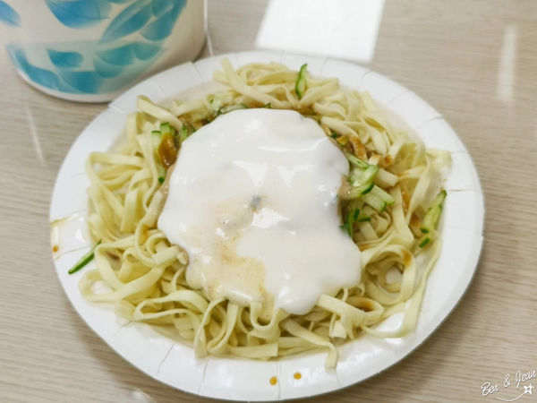 ▲▼公園老店涼麵，加美乃滋的涼麵，口味新鮮有趣、加上香菇肉羹，是在地人推薦組合。（圖／紫色微笑提供）