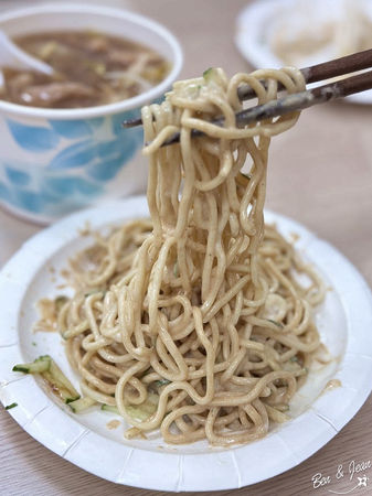 ▲▼公園老店涼麵，加美乃滋的涼麵，口味新鮮有趣、加上香菇肉羹，是在地人推薦組合。（圖／紫色微笑提供）