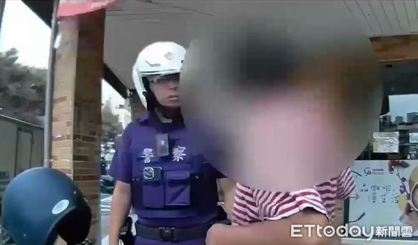 ▲▼北市警所長與警員巡邏，見男子行跡可疑，立刻騎車上前將人攔查。(圖／記者邱中岳翻攝）