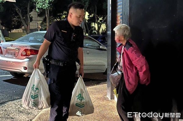 ▲婦人深夜拎著兩大袋物品徘徊街頭，員警上前關心。（圖／大園警分局提供、下同）