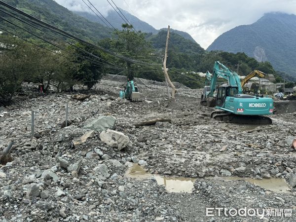 ▲立委游顥召集相關單位於信義鄉東埔投95線4.2K土石流災損及治理改善現地會勘。（圖／立委游顥辦公室提供）