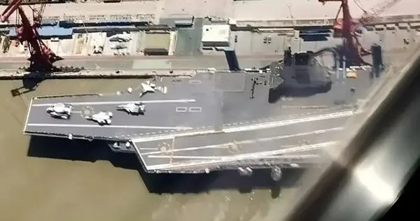 ▲▼福建艦被拍到飛行甲板出現4架不同型號的固定翼艦載機，似乎預告了第四次的海試工作將進行電磁彈射。（圖／翻攝自大陸網站）