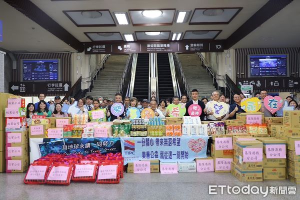 ▲基隆港務分公司舉辦第7屆「樂善・希望永在」普渡祭品捐贈儀式大合照，第1排左7起基隆市社會處副處長盛慧中、基隆港務分公司總經理高傳凱。（圖／基隆港務分公司）