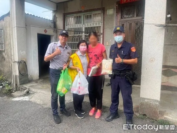 ▲東港警分局新園分駐所警員簡政弘會同新園民防分隊等單位救助李家             。（圖／記者陳崑福翻攝）