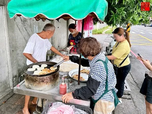 ▲▼員林美食60年小攤販火雲掌伯豆標，雙口味1片只要7元，驚人的徒手翻煎餅功夫。（圖／華少提供）