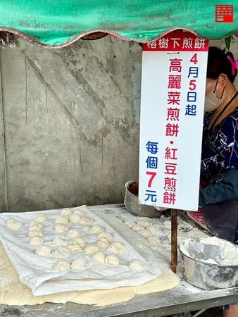 ▲▼員林美食60年小攤販火雲掌伯豆標，雙口味1片只要7元，驚人的徒手翻煎餅功夫。（圖／華少提供）