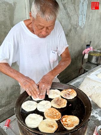 ▲▼員林美食60年小攤販火雲掌伯豆標，雙口味1片只要7元，驚人的徒手翻煎餅功夫。（圖／華少提供）