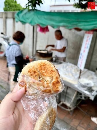 ▲▼員林美食60年小攤販火雲掌伯豆標，雙口味1片只要7元，驚人的徒手翻煎餅功夫。（圖／華少提供）