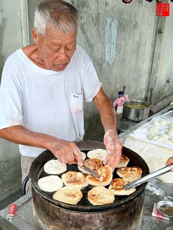 ▲▼員林美食60年小攤販火雲掌伯豆標，雙口味1片只要7元，驚人的徒手翻煎餅功夫。（圖／華少提供）