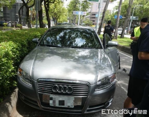 ▲MG撞壞奧迪的車門             。（圖／記者吳奕靖翻攝）