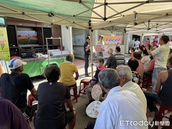 ▲▼   中埔警結合衛生局行動醫療服務列車共同反詐騙宣導  。（圖／中埔分局提供）