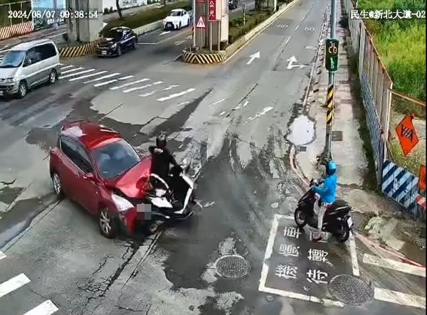 ▲27歲陳姓機車騎士遭違規左轉車輛撞上，送醫宣告不治，撞擊瞬間曝光。（圖／重機車友 ❘ 各區路況天氣、資訊分享中心，下同）