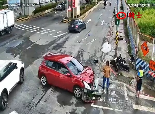 ▲27歲陳姓機車騎士遭違規左轉車輛撞上，送醫宣告不治，撞擊瞬間曝光。（圖／重機車友 ❘ 各區路況天氣、資訊分享中心，下同）