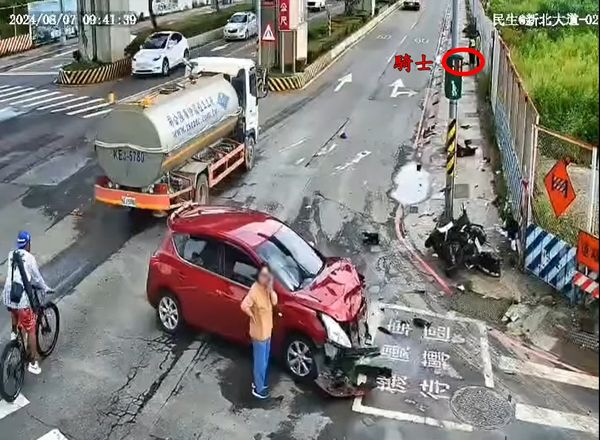 ▲27歲陳姓機車騎士遭違規左轉車輛撞上，送醫宣告不治，撞擊瞬間曝光。（圖／重機車友 ❘ 各區路況天氣、資訊分享中心，下同）