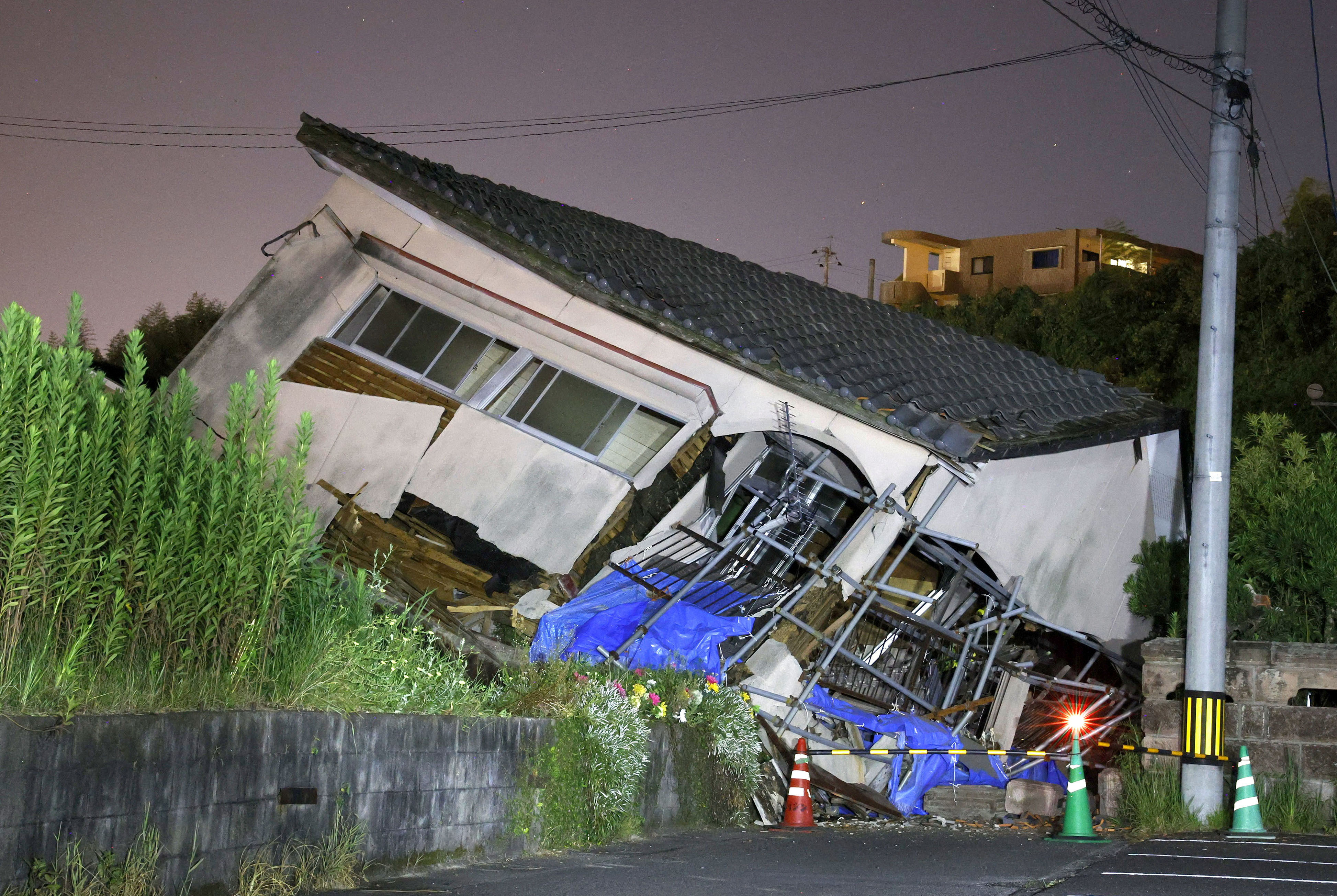 ▲▼ 日本宮崎縣8日發生規模7.1強震，導致鹿兒島一棟房屋倒塌。（圖／路透）