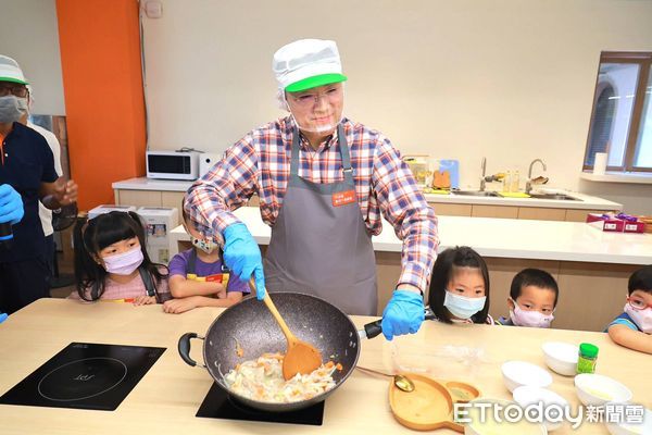 ▲謝國樑下廚烹煮「奶香豬柳。（圖／記者郭世賢翻攝）