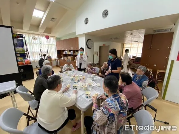 ▲埔榮營養師為長者設計「優格蛋沙拉土司」及「優格果凍」，輕鬆補充熱量和蛋白質。（圖／台中榮總埔里分院提供，下同）