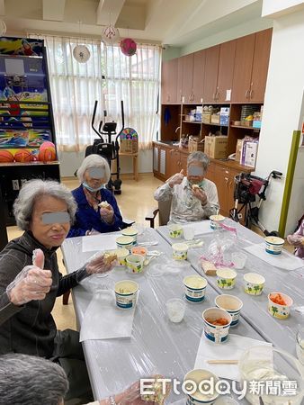 ▲埔榮營養師為長者設計「優格蛋沙拉土司」及「優格果凍」，輕鬆補充熱量和蛋白質。（圖／台中榮總埔里分院提供）