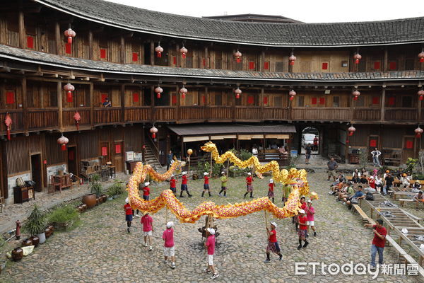 ▲▼經過三天高強度的激烈比賽，東森盃海峽兩岸(連城)少年棒球邀請賽的參賽小將在東森文化基金會的安排下，參訪福建當地著名的客家土樓振成樓以及龍昌樓。（圖／記者湯興漢攝）