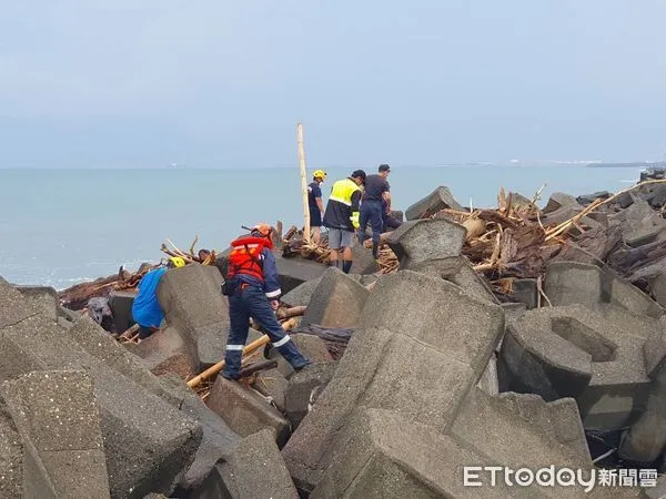 ▲高雄林園海邊發現一具浮屍，遺體就卡在消波塊             。（圖／記者吳奕靖翻攝）