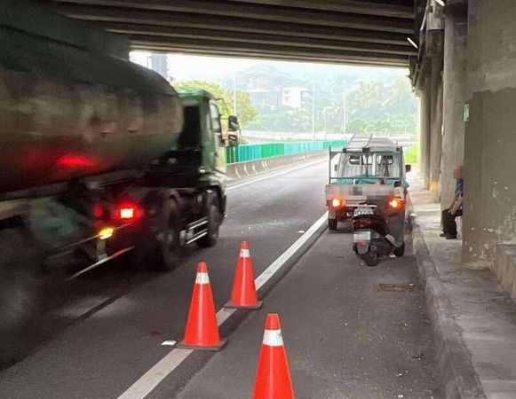 ▲警方將阿伯引導下國道。（圖／民眾提供）