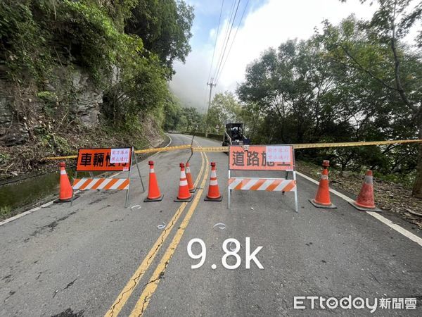 ▲▼高雄藤枝遊樂區聯外道路大片土石崩落。（圖／記者吳奕靖翻攝）