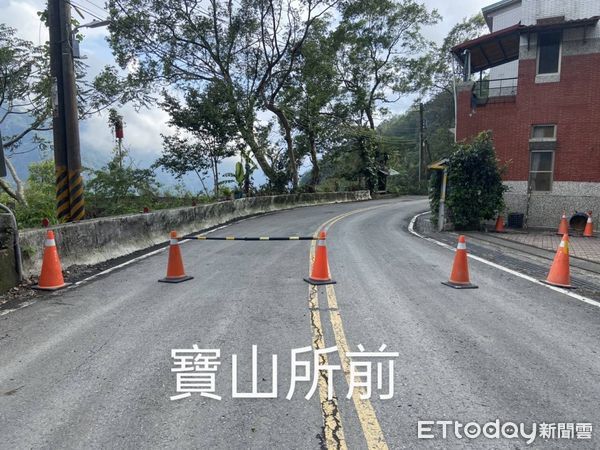 ▲▼高雄藤枝遊樂區聯外道路大片土石崩落。（圖／記者吳奕靖翻攝）