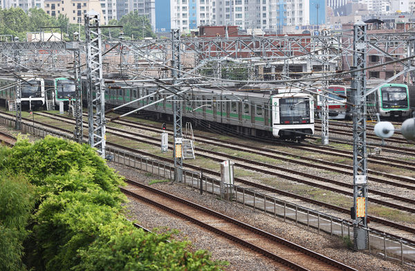 ▲▼2021年5月25日，韓國首爾地鐵列車停在首爾江北某車站。（圖／VCG）