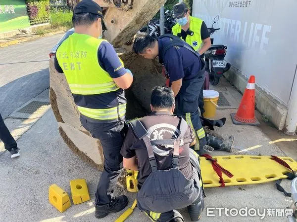 ▲▼  淡水新建案保全掉落地下二樓           。（圖／記者戴上容翻攝）