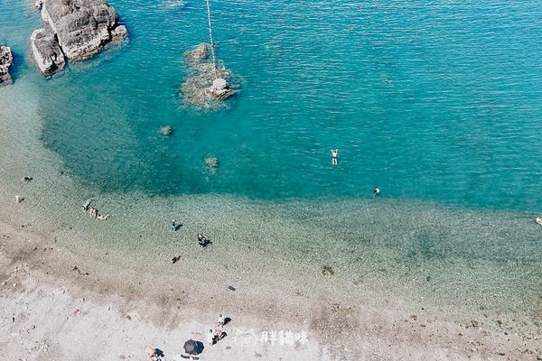 ▲▼彷彿秒飛峇里島，宜蘭豆腐岬海水浴場旁，超美海景咖啡廳。（圖／部落客胖貓咪提供）