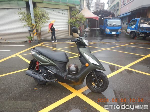 ▲▼男子未走行人穿越道被機車擊倒，同車乘客馬上聚攏關心。（圖／民眾提供，下同）