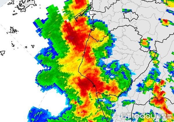 ▲▼大量雷雨帶集結移入台南。（圖／台灣颱風論壇｜天氣特急）