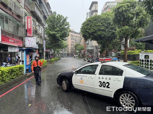 ▲▼新北永和出現積水，另有民眾遭落石砸傷。（圖／記者陸運陞翻攝）