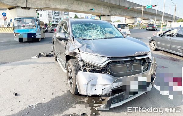 ▲桃園市警察交通大隊吳姓員警昨天清晨騎車上班途中行經高鐵南路三段、勝德路口處遭違規左轉轎車撞擊，傷重送醫不治，圖為案發現場。（資料照／記者沈繼昌翻攝）