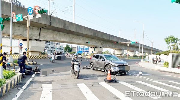 ▲桃園市警察交通大隊吳姓員警昨天清晨騎車上班途中行經高鐵南路三段、勝德路口處遭違規左轉轎車撞擊，中壢交通分隊員警在現場處理。（資料照／記者沈繼昌翻攝）