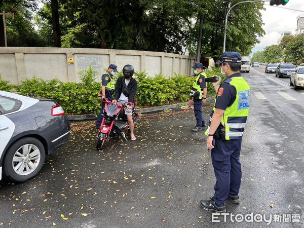 ▲▼ 騎機車戴妥安全帽保命 嘉縣警強化宣導與執法 保障行車安全  。（圖／嘉義縣警局提供）