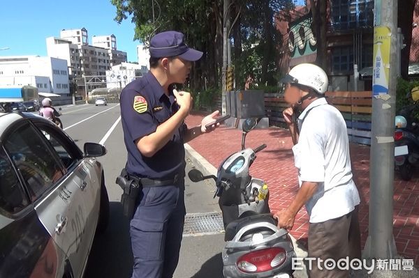 ▲▼ 騎機車戴妥安全帽保命 嘉縣警強化宣導與執法 保障行車安全  。（圖／嘉義縣警局提供）