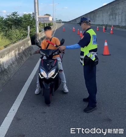 ▲▼ 騎機車戴妥安全帽保命 嘉縣警強化宣導與執法 保障行車安全  。（圖／嘉義縣警局提供）