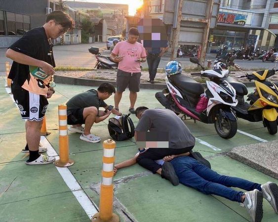 ▲鹿港警方逮捕車手。（圖／警方提供，以下同）