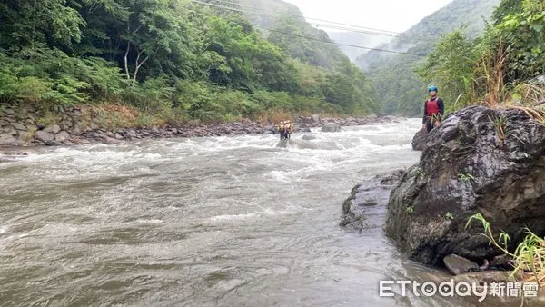 ▲▼新北下午發生豪雨，烏來福山地區溪水暴漲，傳出有民眾受困。（圖／記者陸運陞翻攝）